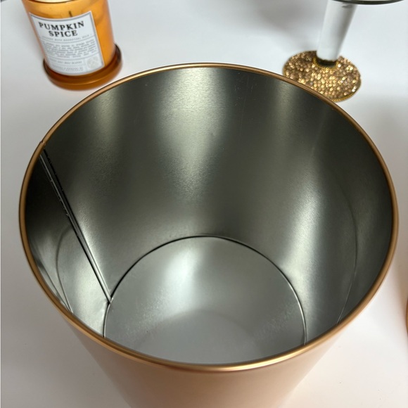 2 Copper Storage Canisters with Wooden Lids - Picture 2 of 2